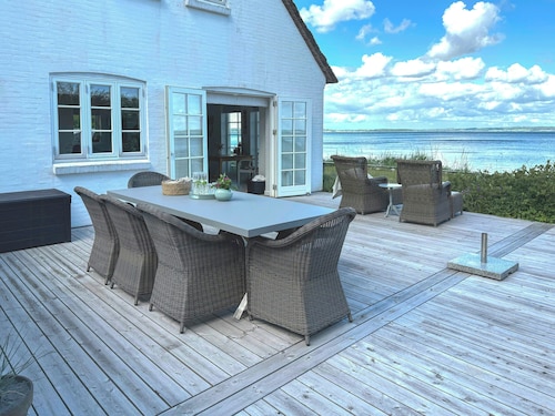 Summer house in fisherman's style by Helnæs Bay