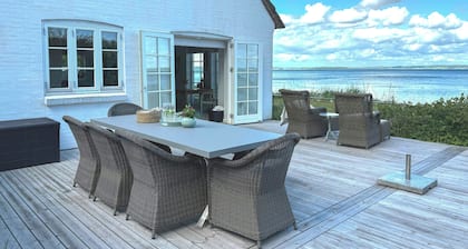 Summer house in fisherman's style by Helnæs Bay