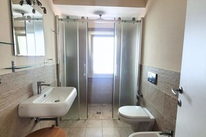 淋浴設備、坐浴桶、提供毛巾