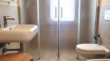 Douche, bidet, serviettes fournies
