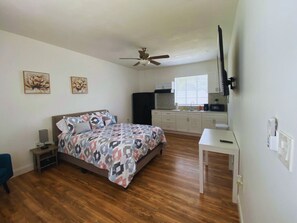 Desk, free WiFi, bed sheets - Hollingsworth Studio 1 in Lakeland (Lakeland)