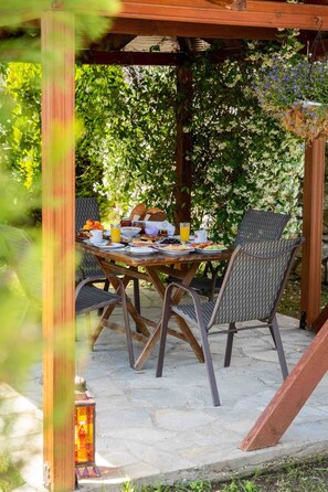 Outdoor dining - Cozy Studio with Balcony, Wi-Fi and Air Conditioning (Kinira)