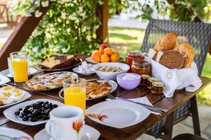 Outdoor dining - Cozy Studio with Balcony, Wi-Fi and Air Conditioning (Kinira)