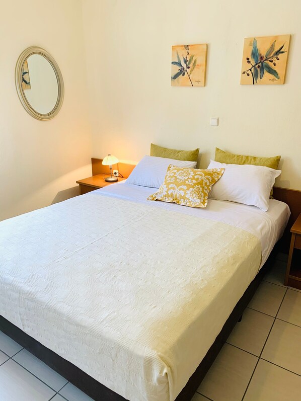 Room - Cozy Studio with Balcony, Wi-Fi and Air Conditioning (Kinira)