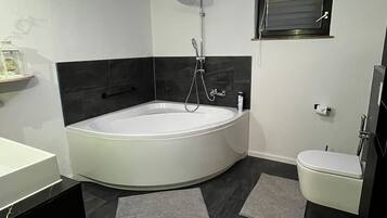 Secador de pelo, bidet, toallas, jabón