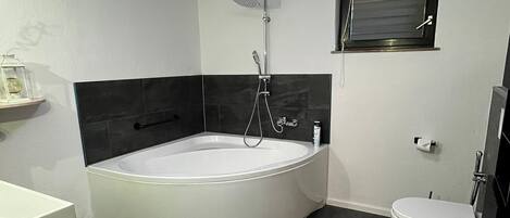Sèche-cheveux, bidet, serviettes fournies, savon