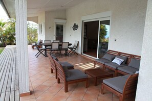 Outdoor dining - Very large villa in Les Avirons: 6 bedrooms, sleeps 13, heated pool, and tropical garden (Les Avirons)
