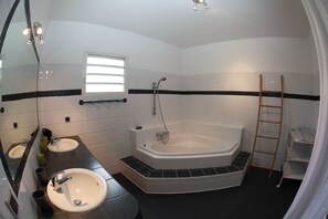 Bathroom - Very large villa in Les Avirons: 6 bedrooms, sleeps 13, heated pool, and tropical garden (Les Avirons)