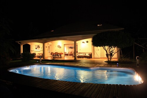 Très grande villa aux AVIRONS 6ch 13 pers, piscine chauffée et jardin tropical