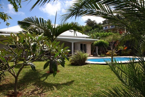 Exterior - Very large villa in Les Avirons: 6 bedrooms, sleeps 13, heated pool, and tropical garden (Les Avirons)