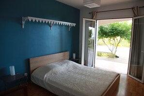 Room - Very large villa in Les Avirons: 6 bedrooms, sleeps 13, heated pool, and tropical garden (Les Avirons)
