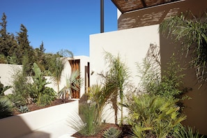 Property grounds - The Nook Luxury Villa (Agia Pelagia)