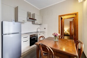 Wasserkocher mit Kaffee-/Teezubehör, Kühlschrank, Ofen, Herdplatte