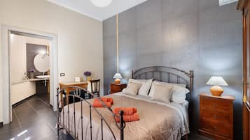 Tabla de planchar con plancha, wifi y ropa de cama