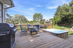 Outdoor dining - Union Pier Home With Hot Tub and Association Beach! (3 Nt Min!) (Union Pier)