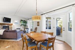 Dining - Union Pier Home With Hot Tub and Association Beach! (3 Nt Min!) (Union Pier)