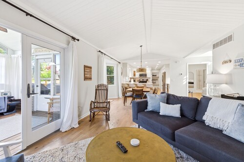 Union Pier Home With Hot Tub and Association Beach! (3 Nt Min!)