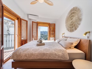 Ferros/tábuas de passar roupa, berço de viagem, Wi-Fi, roupa de cama
