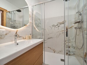 Dusche, Haartrockner, Handtücher, Seife