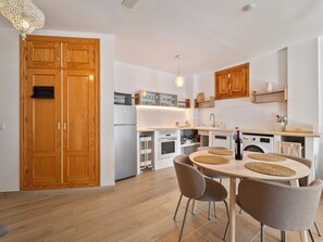 Kühlschrank, Mikrowelle, Ofen, Herdplatte