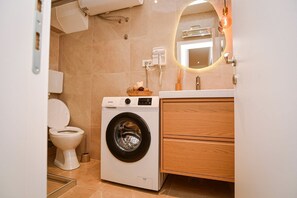 Shower, hair dryer, towels, soap - Cozy studio free public parking, near to City Center, Main train and bus station (Skopje)