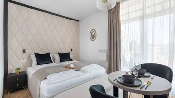 Iron/ironing board, travel crib, WiFi, bed sheets