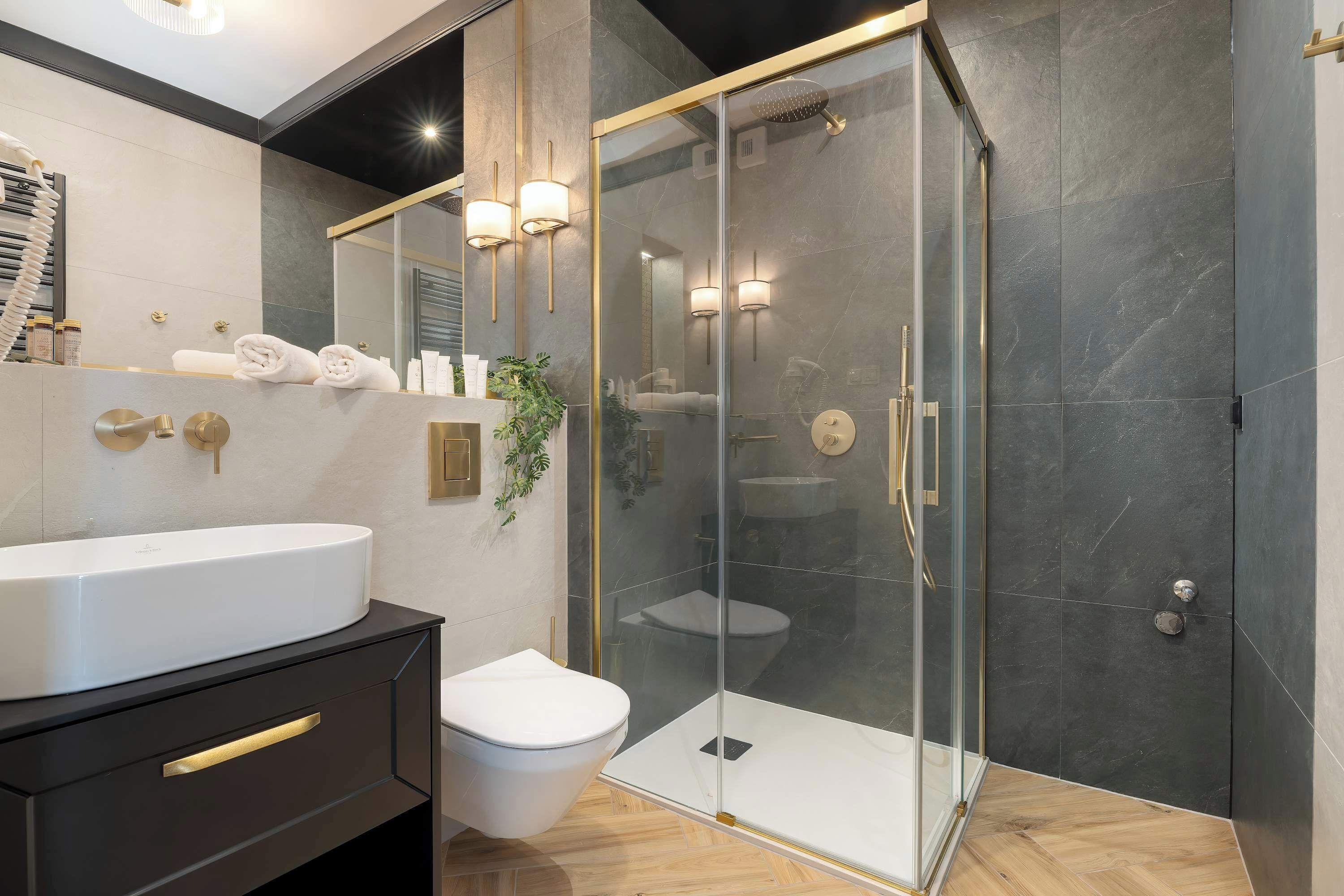Een douche, een haardroger, handdoeken, shampoo