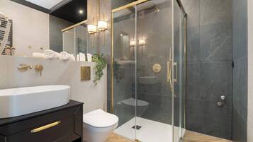 Een douche, een haardroger, handdoeken, shampoo