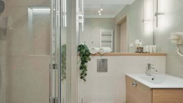 Shower, hair dryer, towels, shampoo