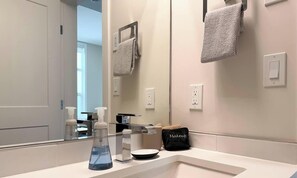 ヘアドライヤー、タオル、石鹸、シャンプー
