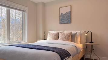 Travel crib, WiFi (free), bed sheets