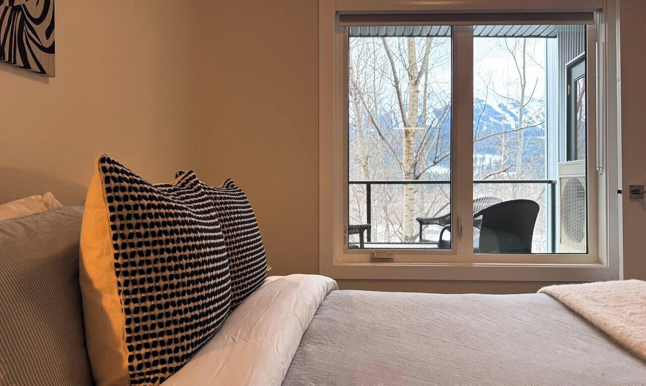 Travel crib, free WiFi, bed sheets