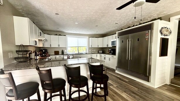 Coffee/tea maker, fridge, microwave, oven - Ohiopyle Weddings, Family Getaway, Bridal Party (Ohiopyle)