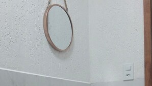 シャワー、ヘアドライヤー、タオル、石鹸