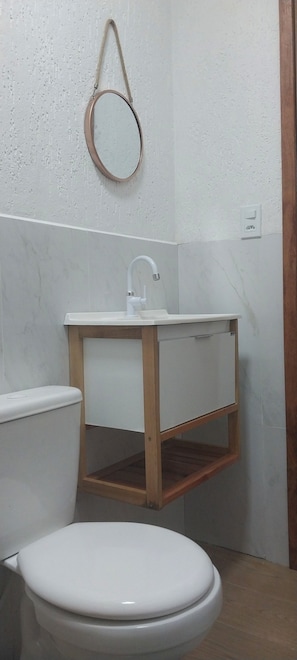 Shower, hair dryer, towels, soap - Cozy studio in the city center. (Armação dos Búzios)