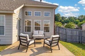 A house with a patio area featuring a sofa and two chairs. - Step-Free Family Home with BBQ in Montgomery (Montgomery)