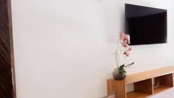 Suite – comfort, 1 kingsize-seng, privat bad, hageutsikt | Innvendig