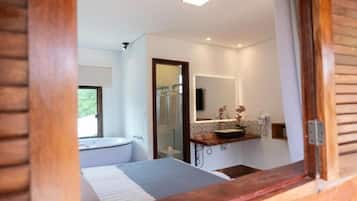 Separate bathtub and shower, free toiletries, hair dryer, towels
