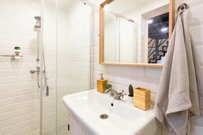 Chuveiro, secador de cabelo, toalhas de banho, sabonete
