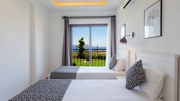 Familie appartement, balkon, uitzicht op tuin | Een bureau, verduisterende gordijnen, een strijkplank/strijkijzer