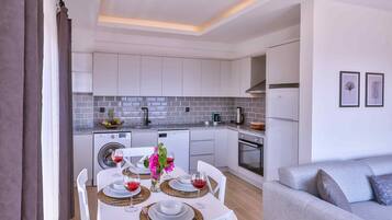 Basic-Apartment, Balkon, Meerblick | Speisen
