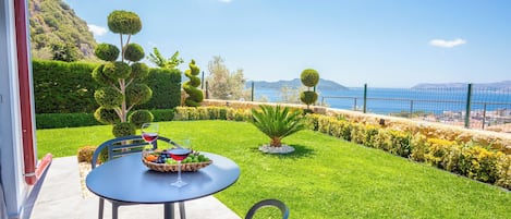 Apartamento familiar, balcón, vistas al jardín | Restaurante al aire libre