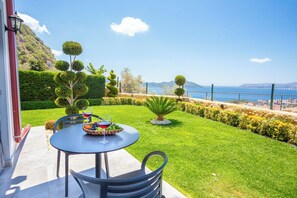 Familienapartment, Balkon, Gartenblick | Speisen im Freien
