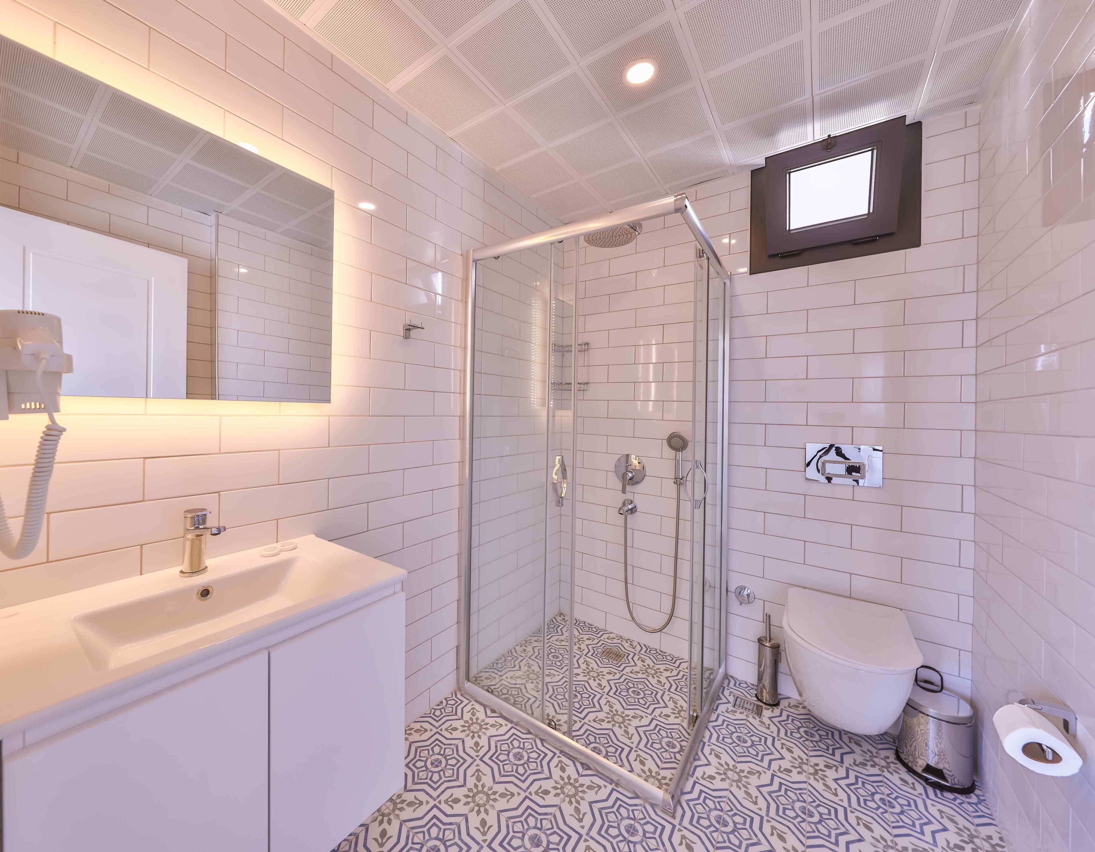 Basic-Apartment, Balkon, Meerblick | Badezimmer | Dusche, Haartrockner, Hausschuhe, Handtücher