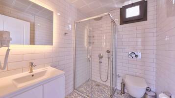 Basic-Apartment, Balkon, Meerblick | Badezimmer | Dusche, Haartrockner, Hausschuhe, Handtücher