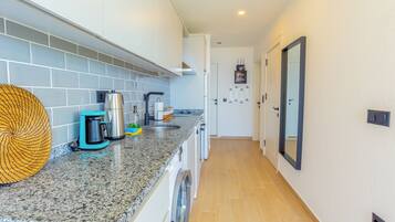 Apartamento familiar, balcón, vistas al jardín | Cocina privada | Frigorífico, horno, placa de cocina y lavavajillas
