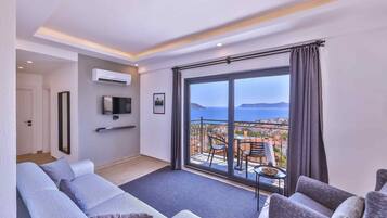 Apartamento básico, balcón, vistas al mar | Zona de estar