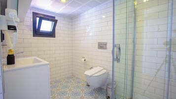 Honeymoon-Penthouse, Meerblick | Badezimmer | Dusche, Haartrockner, Hausschuhe, Handtücher