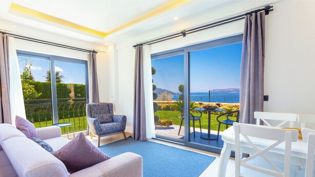 Family Apartment, Balcony, Garden View | Living area