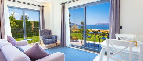 Family Apartment, Balcony, Garden View | Living area
